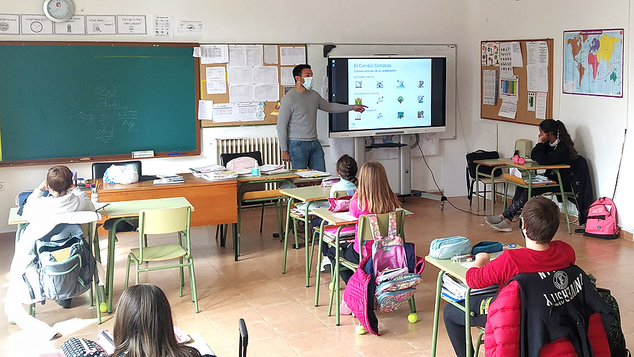 Las charlas educativas ‘Los bosques, escudo y refugio frente al cambio climático’ llegaron a más de 400 alumnos y una docena de centros